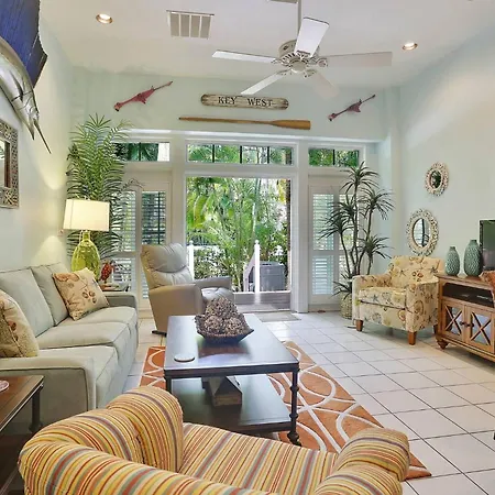 Key West Found By Avantstay Close To Shops W Patio Shared Pool Week Long Stays Only